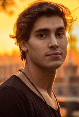 Henry Zaga